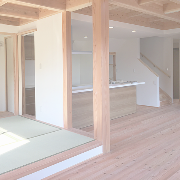 小上がりの和室があるLDKの床は杉の無垢材で、柔らかい歩行感と暖かみがあります。